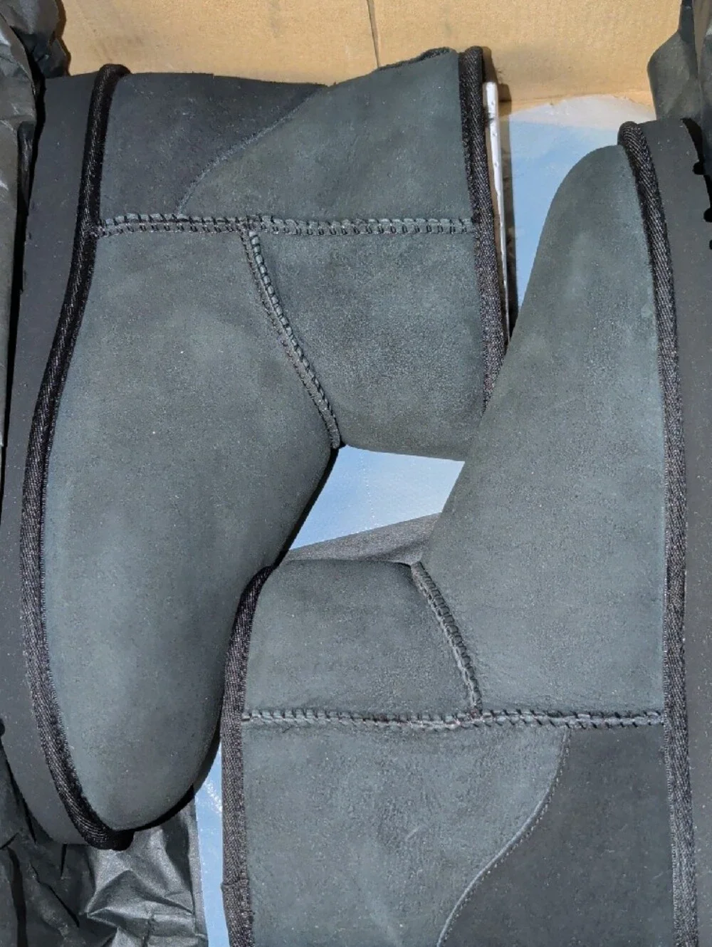 UGG Classic Mini Men's Boots Size 11 NIB MSRP $174.95